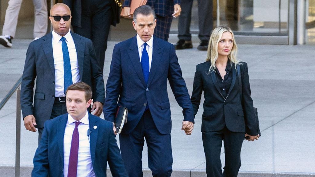 Hunter Biden ja hänen vaimonsa Melissa Cohen poistuivat oikeudesta Kalifornian Los Angelesissa torstaina.