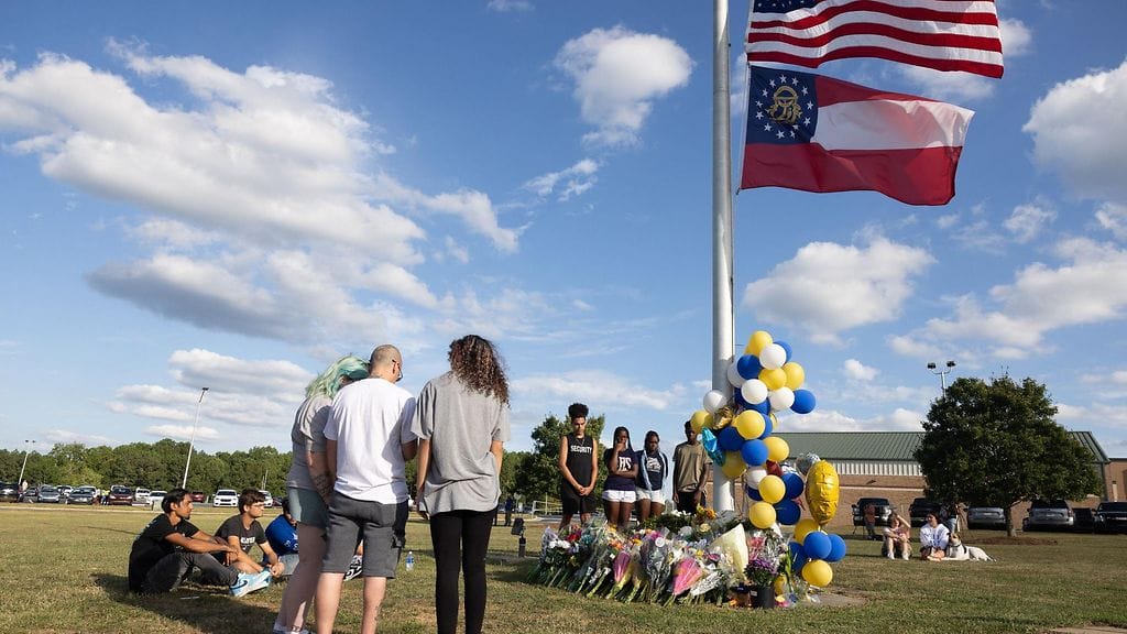 Apalacheen yläasteen oppilaat ja paikalliset surivat ampumisessa kuolleita koulun pihalla torstaina.