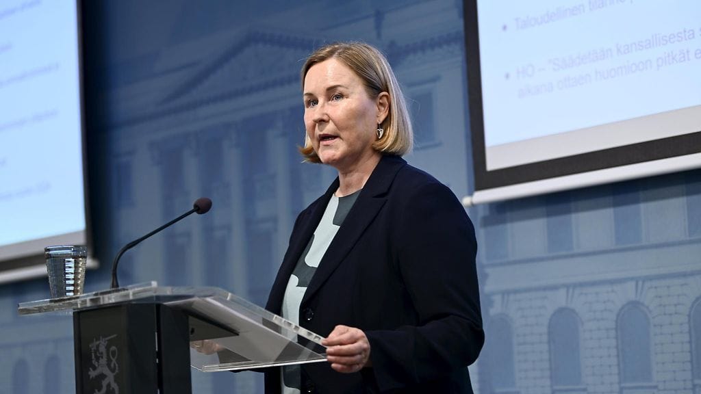 Sosiaali- ja terveysministeri Kaisa Juuso tiedotustilaisuudessa Helsingissä.