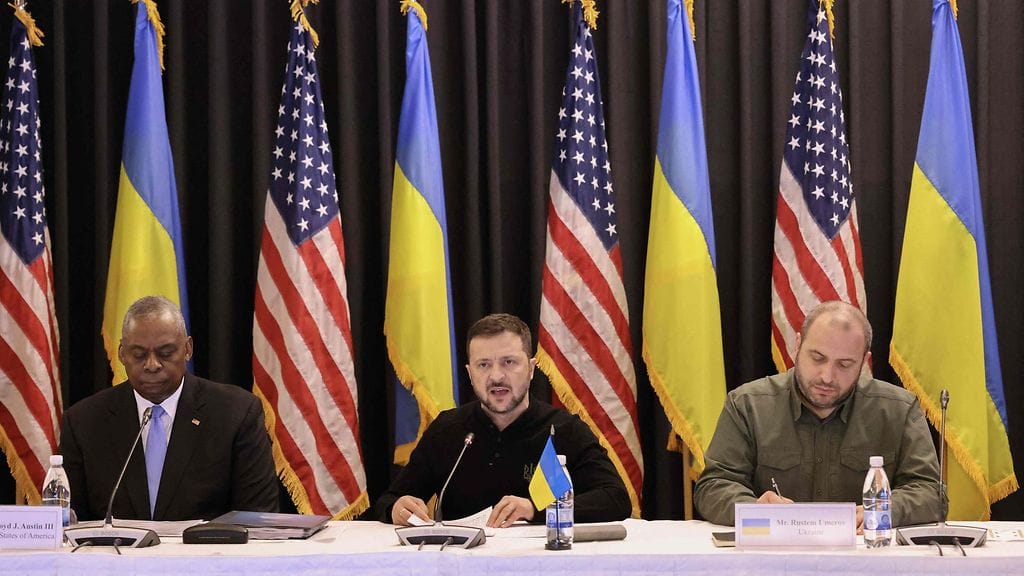 Kuvassa vasemmalta oikealle: Yhdysvaltain puolustusministeri Lloyd Austin, Ukrainan presidentti Volodymyr Zelenskyi ja Ukrainan puolustusministeri Rustem Umerov Yhdysvaltain sotilastukikohdassa Saksan Ramsteinissa.