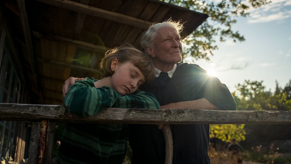 Emily Matthews näyttelee Kesäkirja-elokuvassa Glenn Closen lapsenlasta.