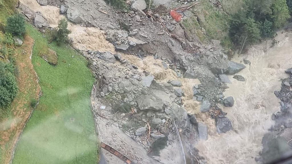 Sateet ovat aiheuttaneet Sveitissä pahoja maanvyörymiä.