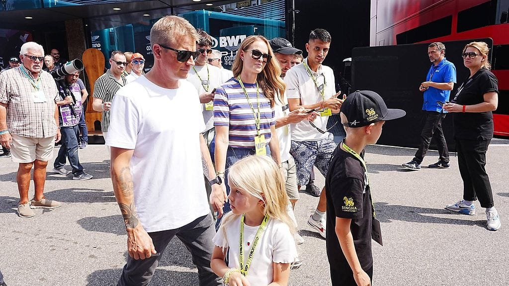 Kimi ja Minttu Räikkösen kuopus juhlii syntymäpäiväänsä.