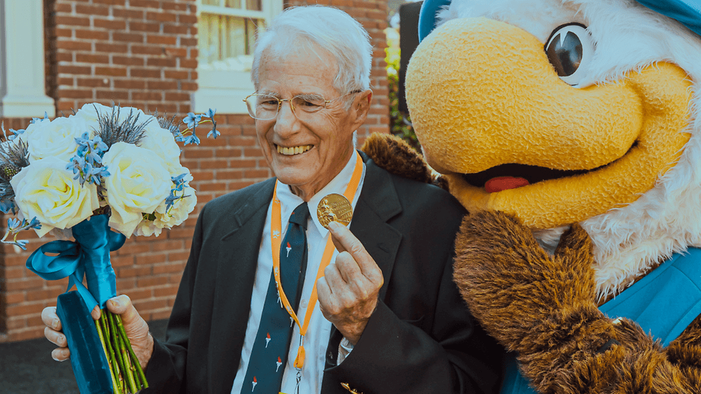 Mike Schoettle poseerasi vuoden 1952 olympialaisten kultamitalin kanssa.