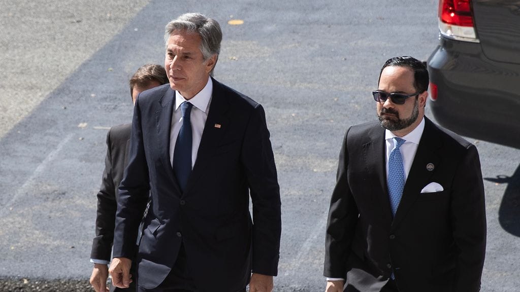 Yhdysvaltain ulkoministeri Anthony Blinken (vas.) saapumassa kansallispalatsiin Dominikaanisen tasavallan presidentin Abinaderin tapaamista varten Santo Domingossa, Dominikaanisessa tasavallassa 06. syyskuuta 2024.
