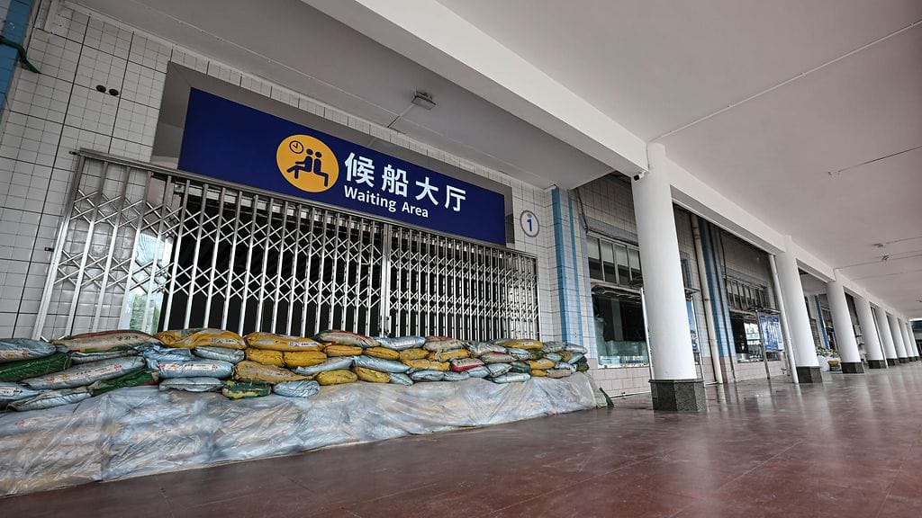 Näkymä suljetusta Xiuyingin satamasta Haikoussa, Etelä-Kiinan Hainanin maakunnassa, 05. syyskuuta 2024. Valtion tulvantorjunta- ja kuivuudenhallintapäämaja nosti tulvien ja taifuunien torjuntaa koskevat hätätoimenpiteet tasolta III tasolle II Guangdongin ja Hainanin maakunnissa.