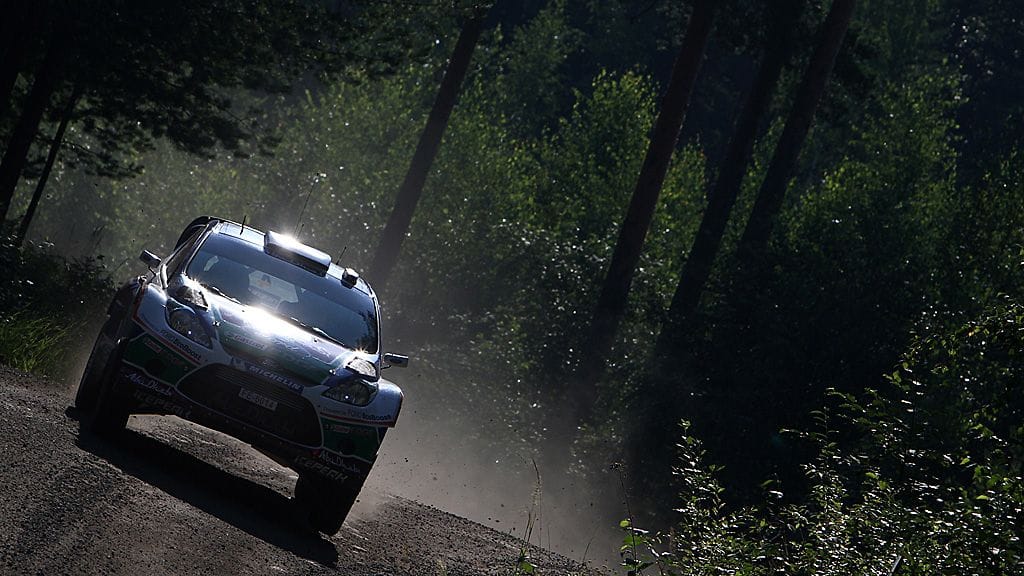 Jari-Matti Latvala vauhdissa Suomen MM-rallissa.