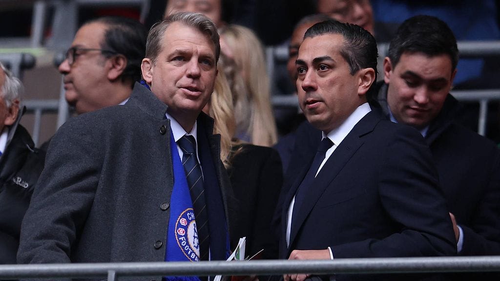 Chelsean omistajien joukkoon lukeutuvien Todd Boehlyn (vas.) ja Behdad Eghbalin välit ovat viilenneet seuran siirtopolitiikan aiheuttamien erimielisyyksien vuoksi.