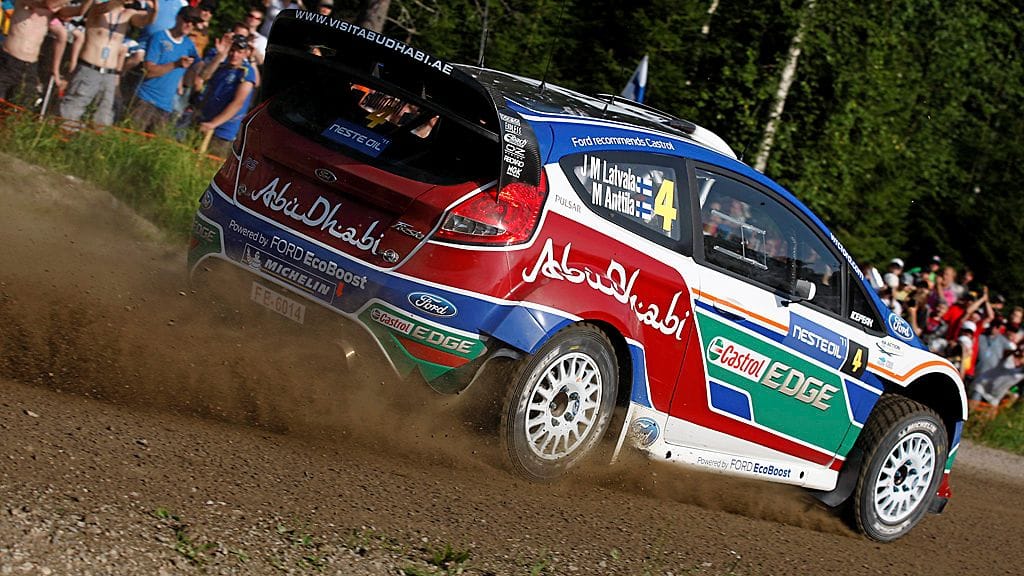 Jari-Matti Latvala vauhdissa Suomen MM-rallissa.