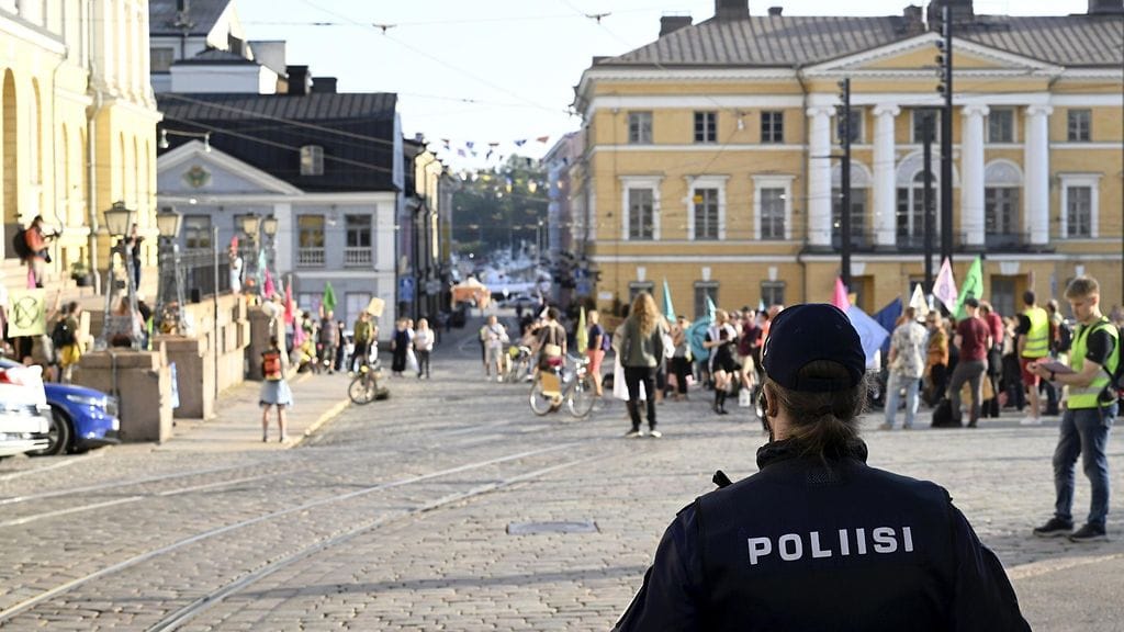 Poliisi seuraa Elokapinan Kiehumispiste -kampanjan mielenosoitusta Valtionneuvoston linnan edustalla Helsingissä 7. syyskuuta 2024. Elokapina osoittaa mieltään hallituksen toimintaa kohtaan.