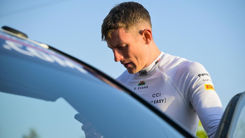 Elfyn Evansin Toyota pyörähti katolleen: "Työntäkää!"