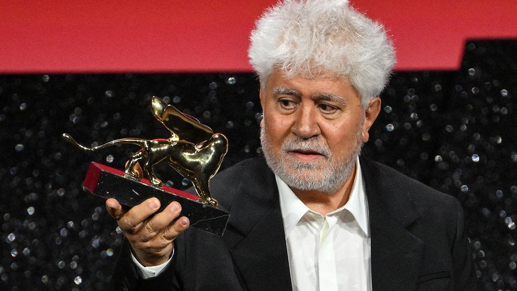 Almodovar voitti Venetsian elokuvajuhlien Kultainen leijona -pääpalkinnon lauantaina elokuvallaan The Room Next Door.