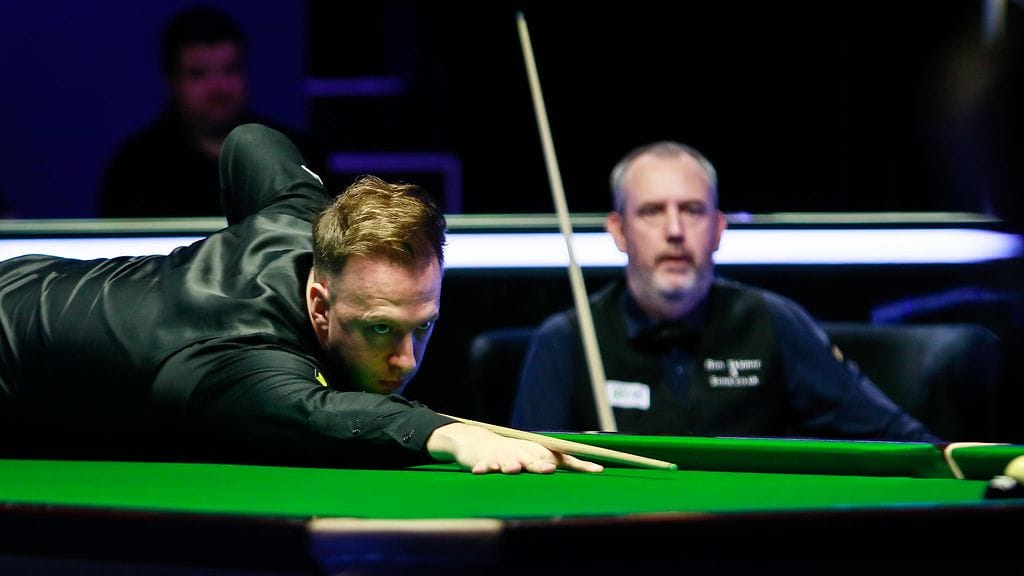 Judd Trump (vas.) ja Mark Williams (taustalla) tarjosivat huiman finaalitrillerin Riadissa.