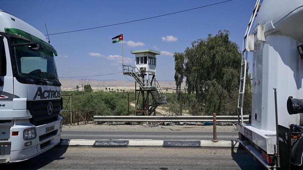 Kuvituskuva. Kuorma-autoja odottamassa Jordanian ja Israelin välisellä Allenby-sillan rajanylityspaikalla diplomaattivierailun aikana Israelissa ja palestiinalaisalueilla Ammanissa Jordaniassa keskiviikkona 15. toukokuuta 2024.