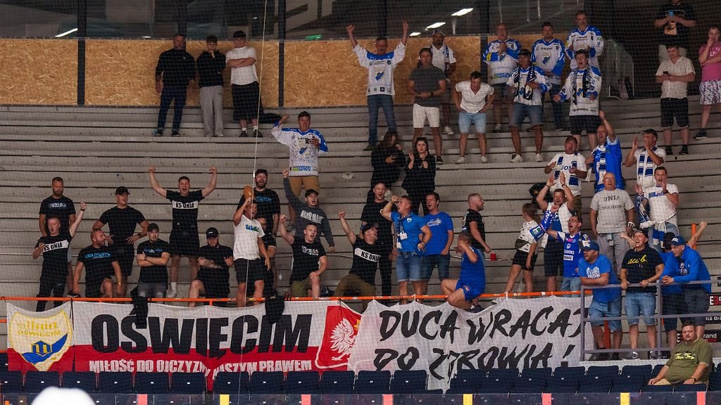 Kuvassa Unia Oswiecimin kannattajia Tampereen Hakametsän jäähallissa viime torstaina.