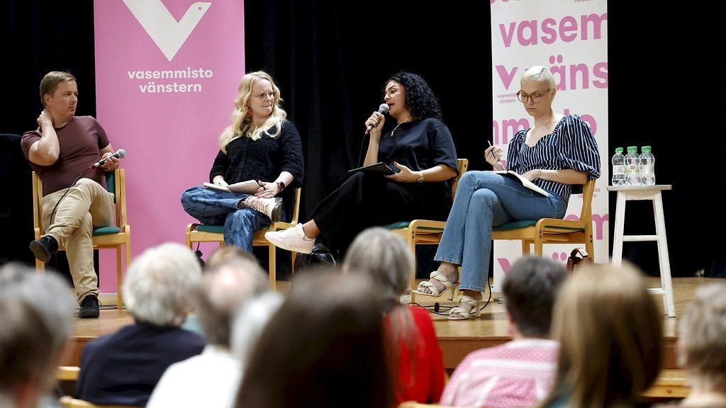 Laura Meriluoto, Gashaw Bibani ja Minja Koskela Vasemmistoliiton puheenjohtajatentissä Helsingissä 8. syyskuuta 2024. Vasemmalla tilaisuuden juontaja, Kansan Uutisten päätoimittaja Jussi Virkkunen.