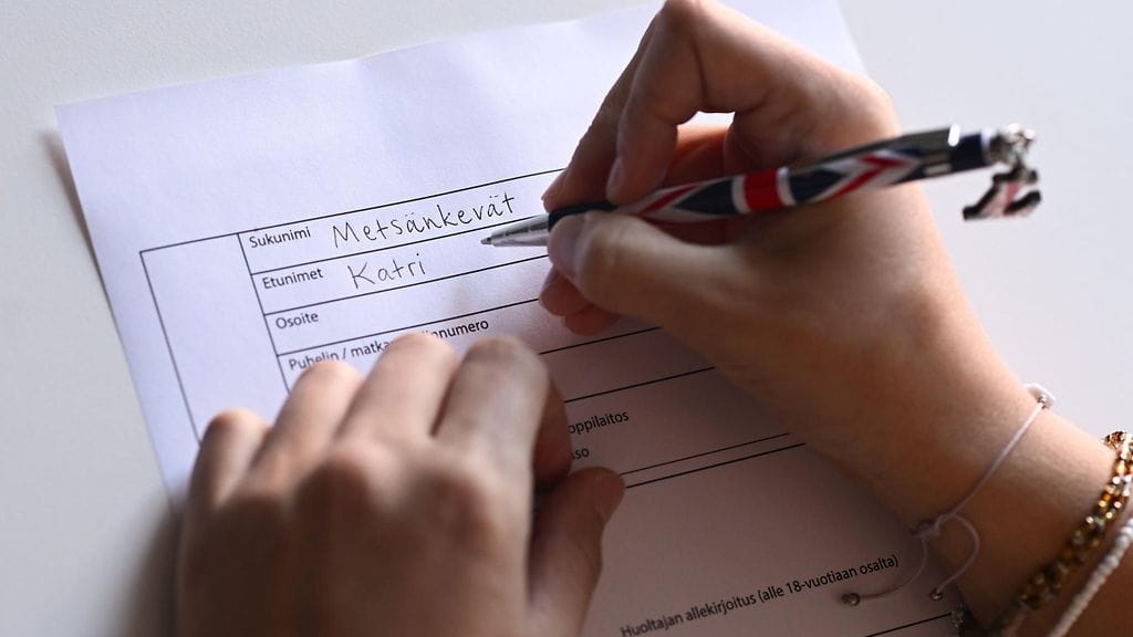 Hiljattain hyväksyntää odottavien uudissukunimien listalla ovat olleet esimerkiksi Unelma, Metsänkevät ja Novankorpi.