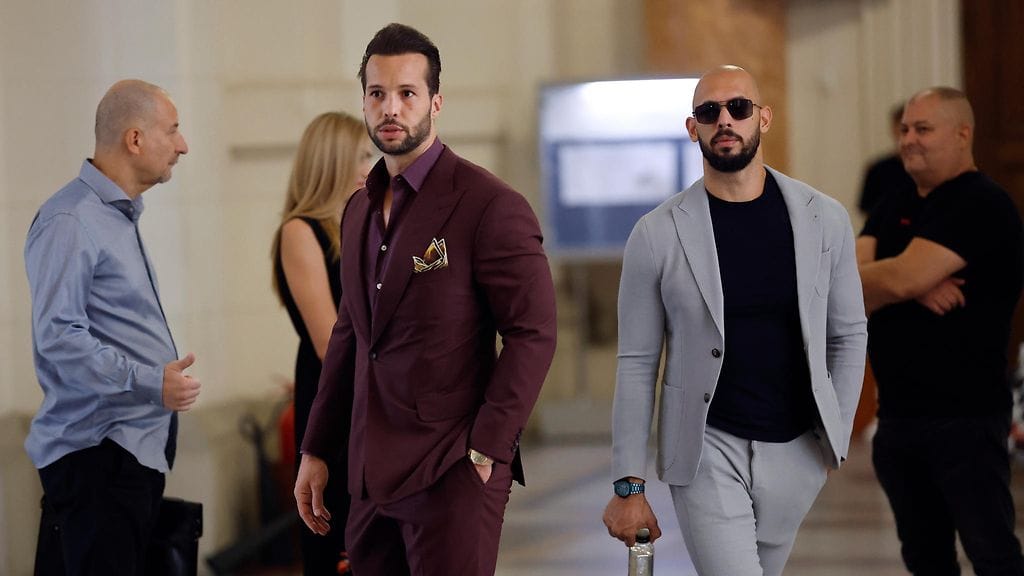 Tristan ja Andrew Tate oikeustalolla Bukarestissa, Romaniassa 4. syyskuuta.