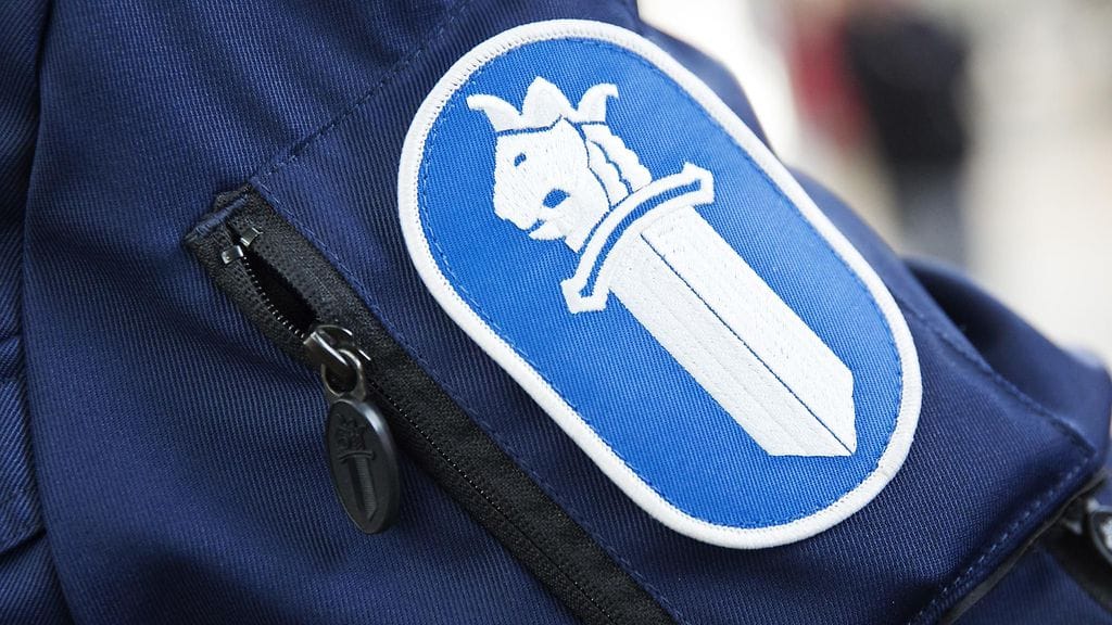 Kaivinkoneen varastanut mies vietiin poliisivankilaan.