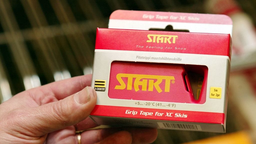 Suomalaisen Startex Oy:n kehittämä Start Grip Tape -pitoteippi helpottaa perinteisen hiihdon harrastajien elämää, koska pitoteipin asennuksen jälkeen sukset ovat pitkään käyttövalmiina ilman erillistä voitelua. Pitoteippi toimii laajalla kelialueella, niin ettei voitelua tarvitse muuttaa olojen muuttuessa.