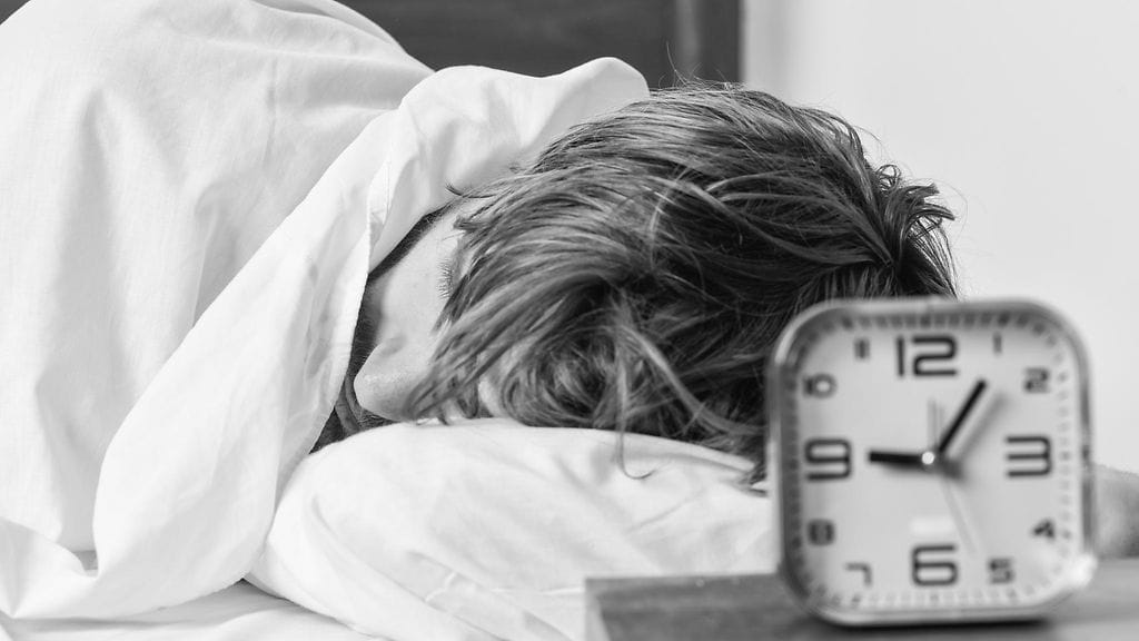 Aikuiset ihmiset tarvitsevat unta tavallisesti seitsemästä yhdeksään tuntia vuorokaudessa. Japanilainen kehonrakentaja nukkuu kuitenkin radikaalisti vähemmän. Kuvituskuva.