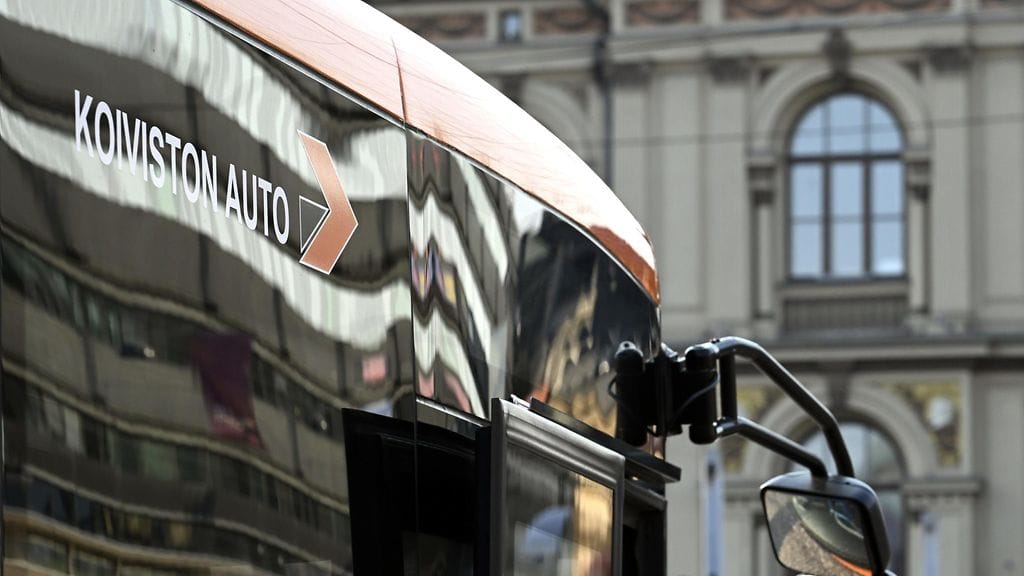 Helsinki palauttaa linja-autoyhtiö Koiviston Autolta takaisin perityt tuet, joiden loppusumma korkoineen on yli 44 miljoonaa euroa. Kuvassa Koiviston Auton bussi Helsingissä tänään maanantaina.