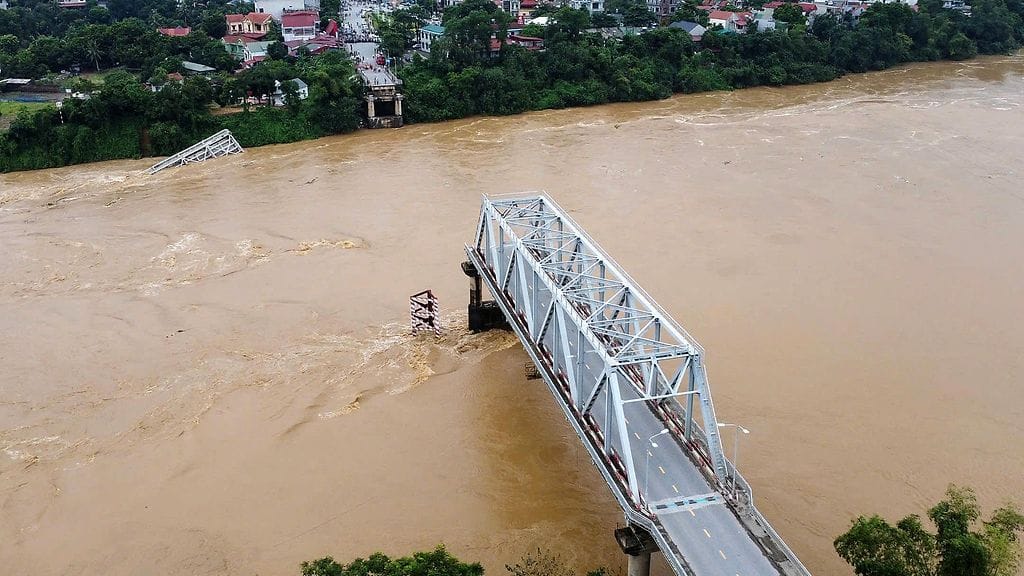 Phong Chau -silta on romahtanut hirmumyrskyssä.