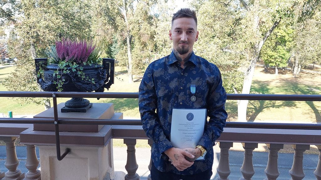 Ville Aflecht sai tasavallan presidentin myöntämän hengenpelastusmitalin.