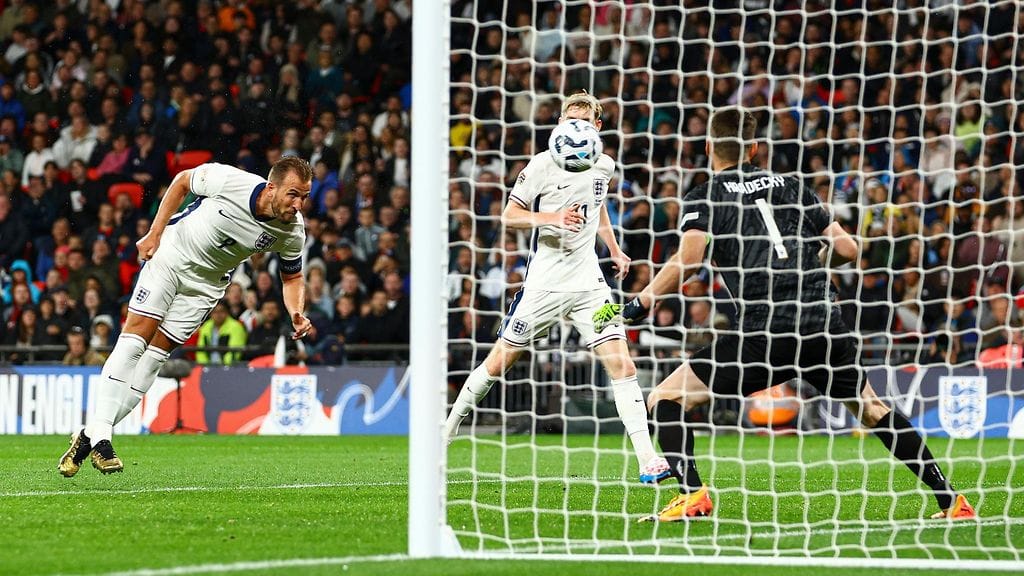 Harry Kane puski pallon kertaalleen Suomen maaliin, mutta oli paitsiossa.