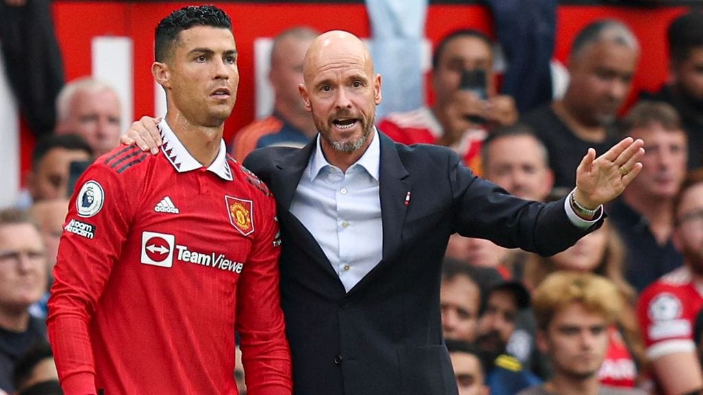 Cristiano Ronaldo (vasemmalla) ja Erik ten Hag vieressä (keskellä).