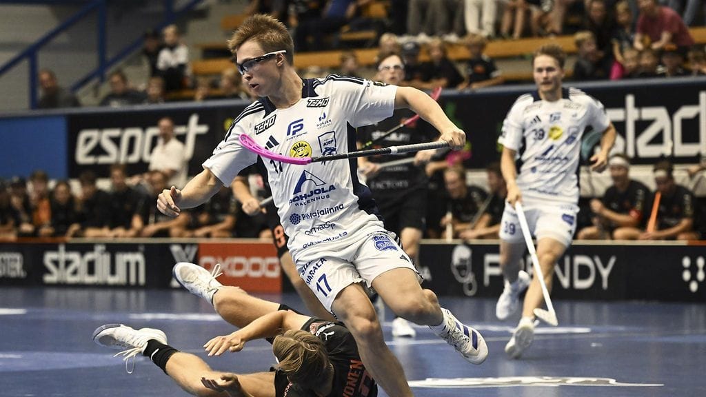 Nokian KrP:n Aapo Kilpeläinen vauhdissa Oilersia vastaan.