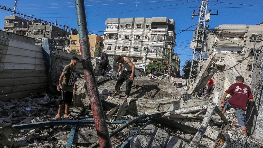 Arkistokuva. Palestiinalaiset etsivät kadonneita ihmisiä tuhoutuneen UNRWA:n ylläpitämän koulun raunioiden alta lokakuussa 2024.