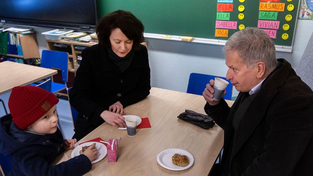 Kuva helmikuulta 2024, jolloin silloinen tasavallan presidentti Sauli Niinistö perheineen kävi äänestämässä presidentinvaalien toisella kierroksella.
