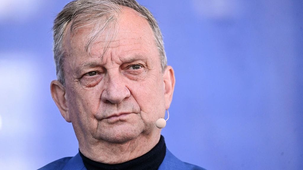 Hjallis Harkimo kuvattuna Eurooppa-päivänä 4. toukokuuta 2024.