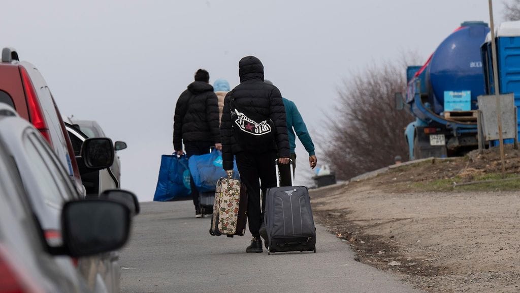 Ruotsissa hallitus haluaa korottaa vapaaehtoisesti maasta kotimaihinsa lähtevien maahanmuuttajien korvausta monikymmenkertaiseksi. Kuvituskuvassa pakolaisia Ukrainassa Uzhhorodin rajanylityspaikalla.