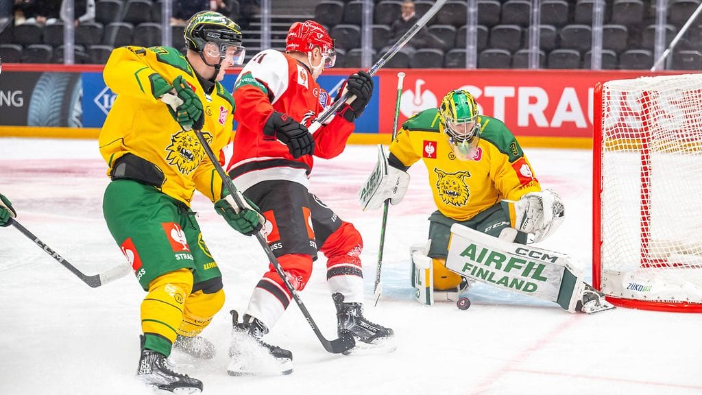 Punapaitaisen Lausannen Antti Suomela iski kolme maalia Ilvestä vastaan.