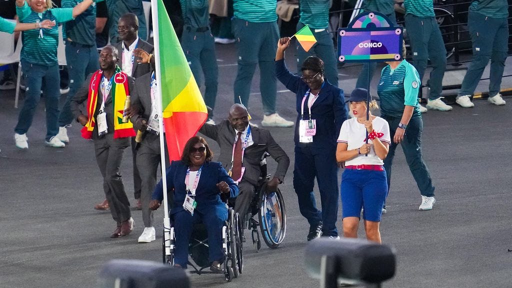 Mireille Nganga ja Emmanuel Grace Mouambako olivat Kongon lipunkantajia.