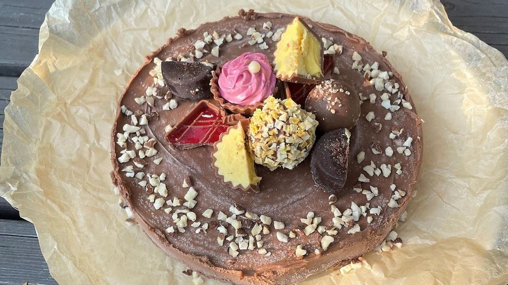 Helppo nutella-juustokakku valmistuu vain muutamasta raaka-aineesta.