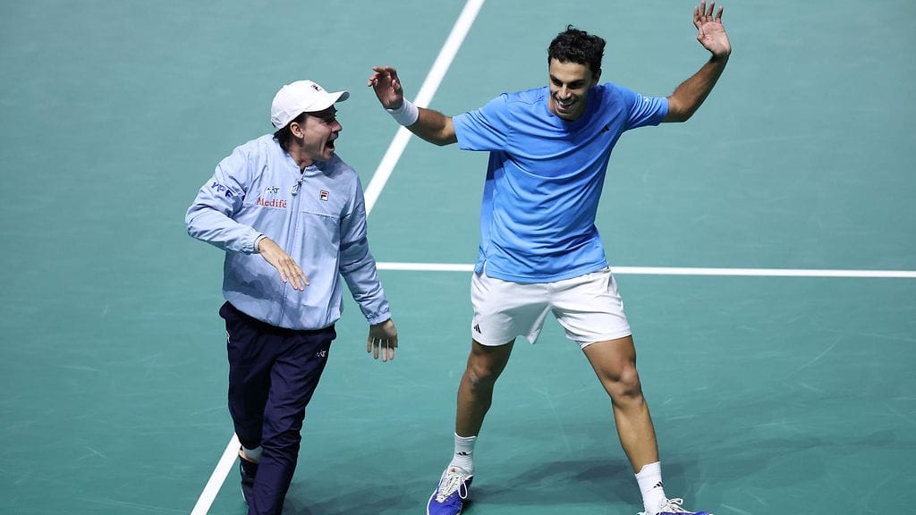 Argentiinan Francisco Cerundolo juhli voittoa kapteeni Guillermo Corian kanssa.