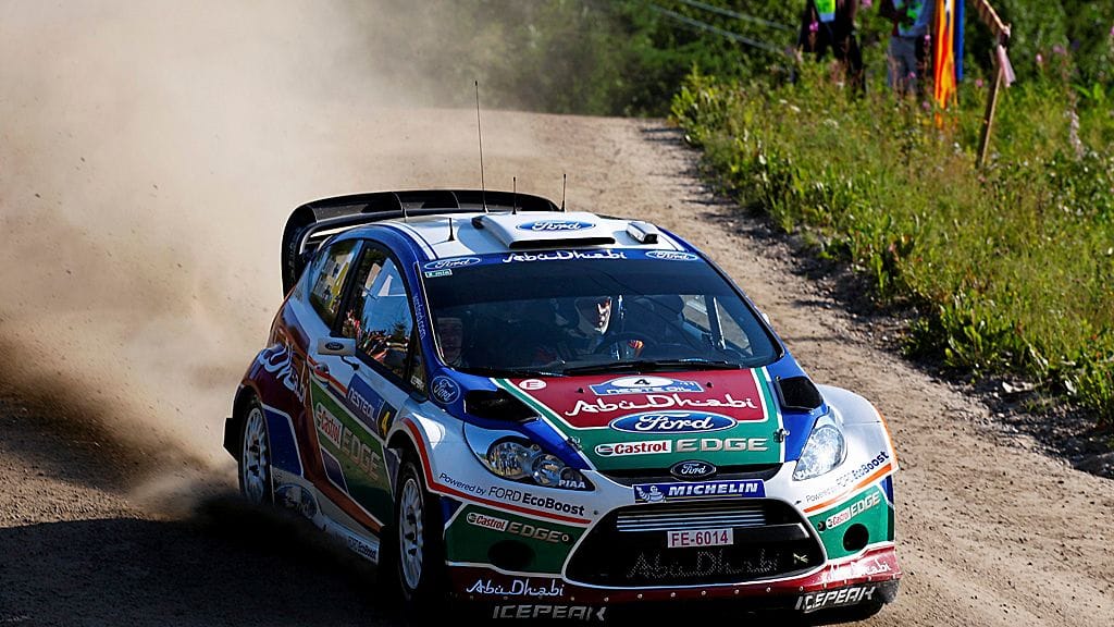 Jari-Matti Latvala vauhdissa Suomen MM-rallissa.