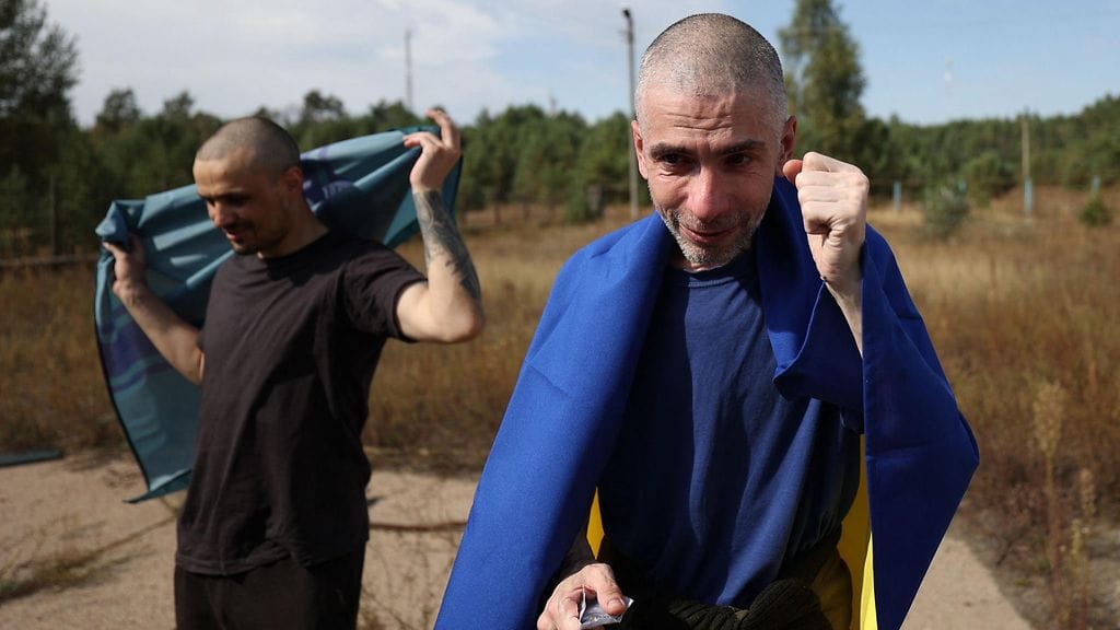 Kuvassa Ukrainan merijalkaväen sotilaita sen jälkeen, kun heidät oli vapautettu sotavankeudesta Venäjältä. Kuva otettu tuntemattomassa paikassa lähellä Ukrainan ja Valko-Venäjän rajaa eilen perjantaina.