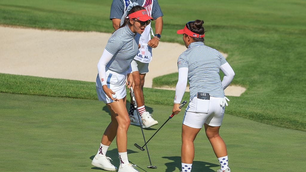 Alison Leen ja Megan Khangin caddiet innostuivat huolella Solheim Cupissa lauantaina.