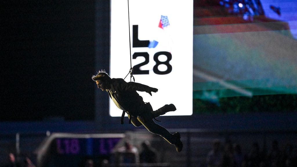 Tom Cruise oli pääroolissa Pariisin kesäolympialaisten päättäjäisissä.
