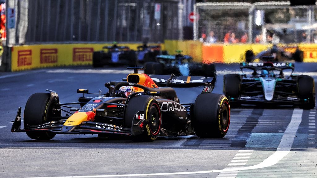 Max Verstappen (kuvassa etualalla Red Bullin F1-autossaan).