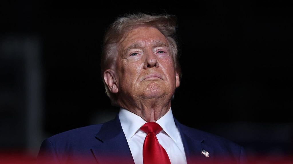 Aseistautunut mies on pidätetty jälleen ex-presidentin Donald Trumpin (kuvassa) kampanjatilaisuudessa.