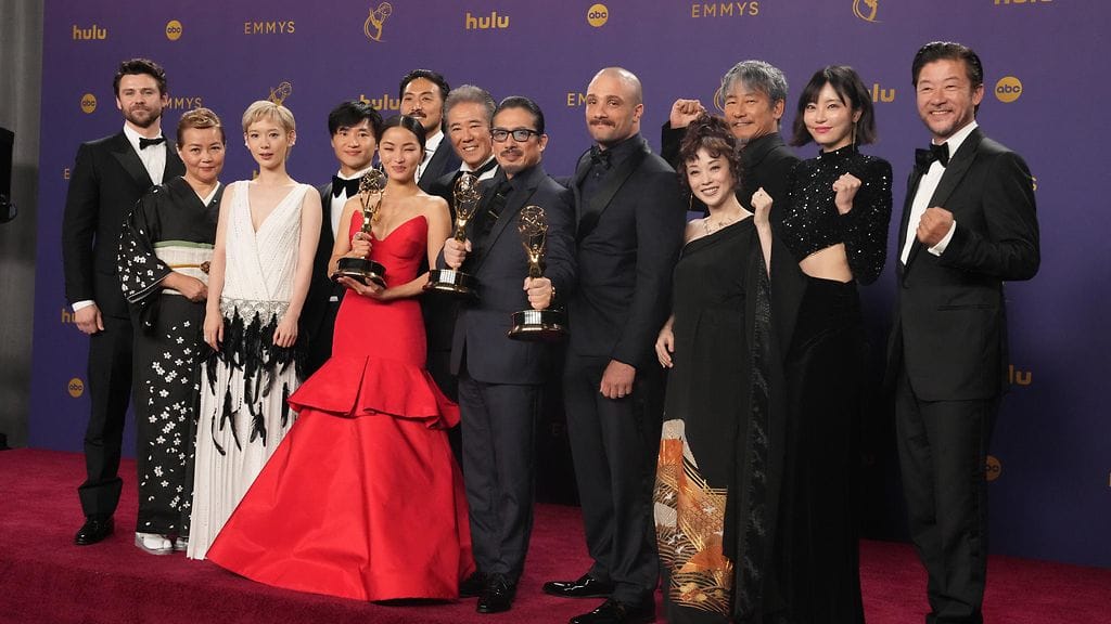Shogun-sarjan näyttelijät iloitsevat Emmy-palkinnoista.