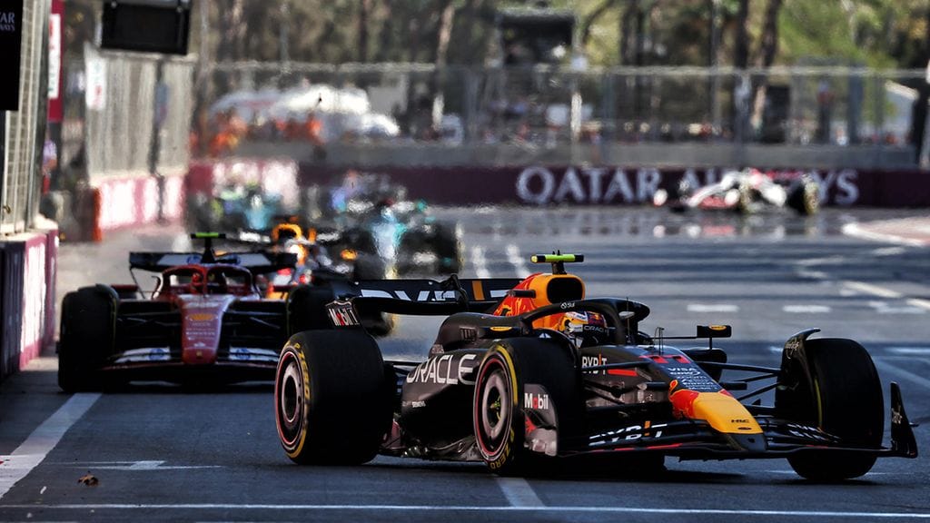 Sergio Perez ja Carlos Sainz kävivät kovan taistelun kärkipaikoista, mutta kummallakin matka katkesi keskinäiseen kolarointiin.