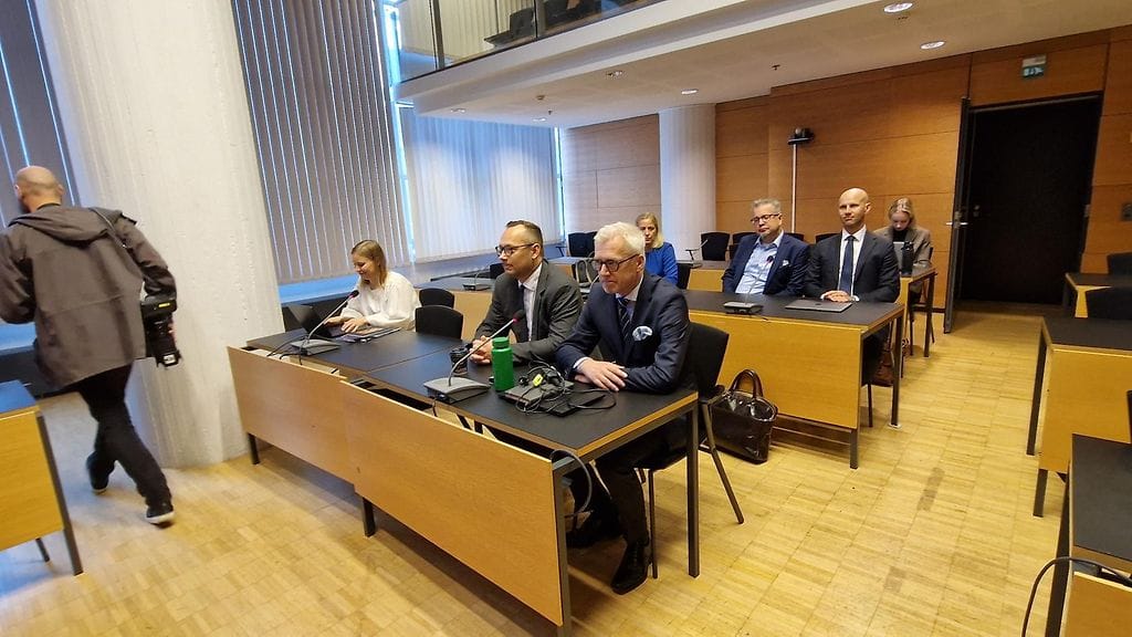 Syyttäjä vaatii Helsingin Sanomien toimittajille rangaistusta lehtiartikkelista, joka loukkasi syyttäjän mukaan törkeästi jutun kohteena olleen poliisimiehen kunniaa ja yksityiselämän suojaa.