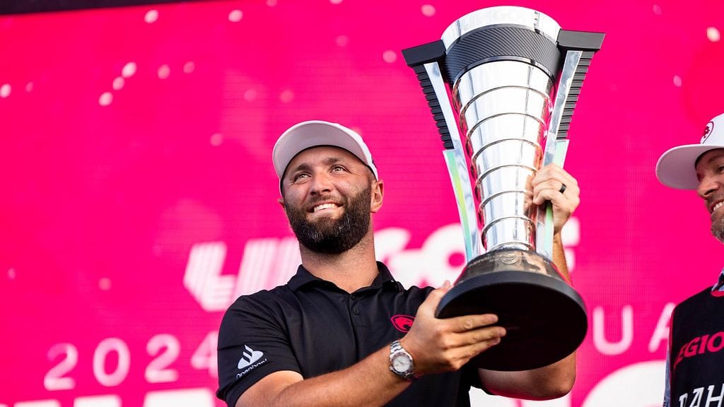 Jon Rahm juhli kokonaisvoittoa LIV-kiertueella.