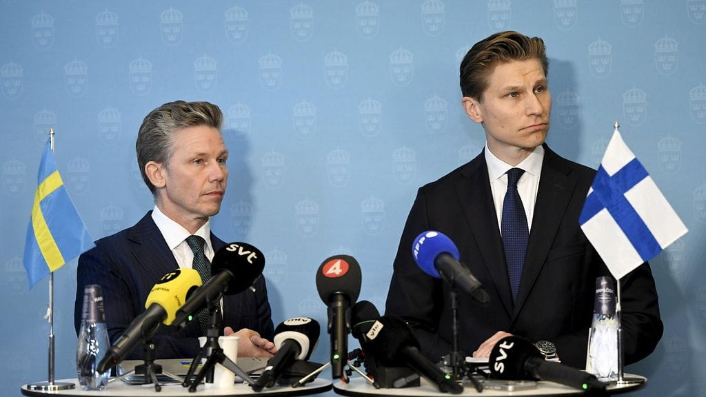 Puolustusministerit pitivät yhteisen tiedotustilaisuuden Ruotsissa maanantaina.